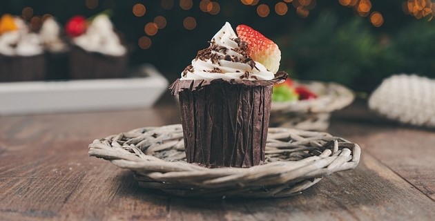 Imperial cupcake with dark chocolate